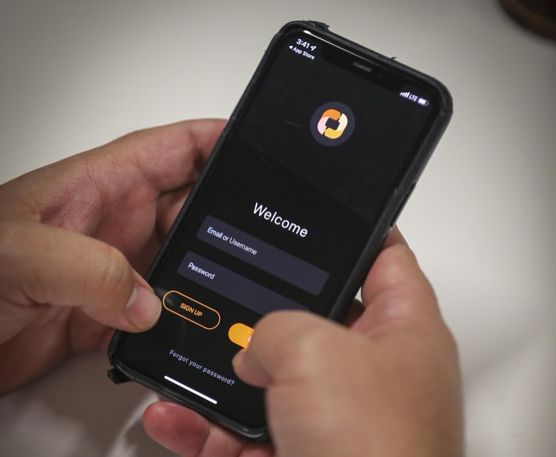 Teléfono móvil con la aplicación ATH Móvil