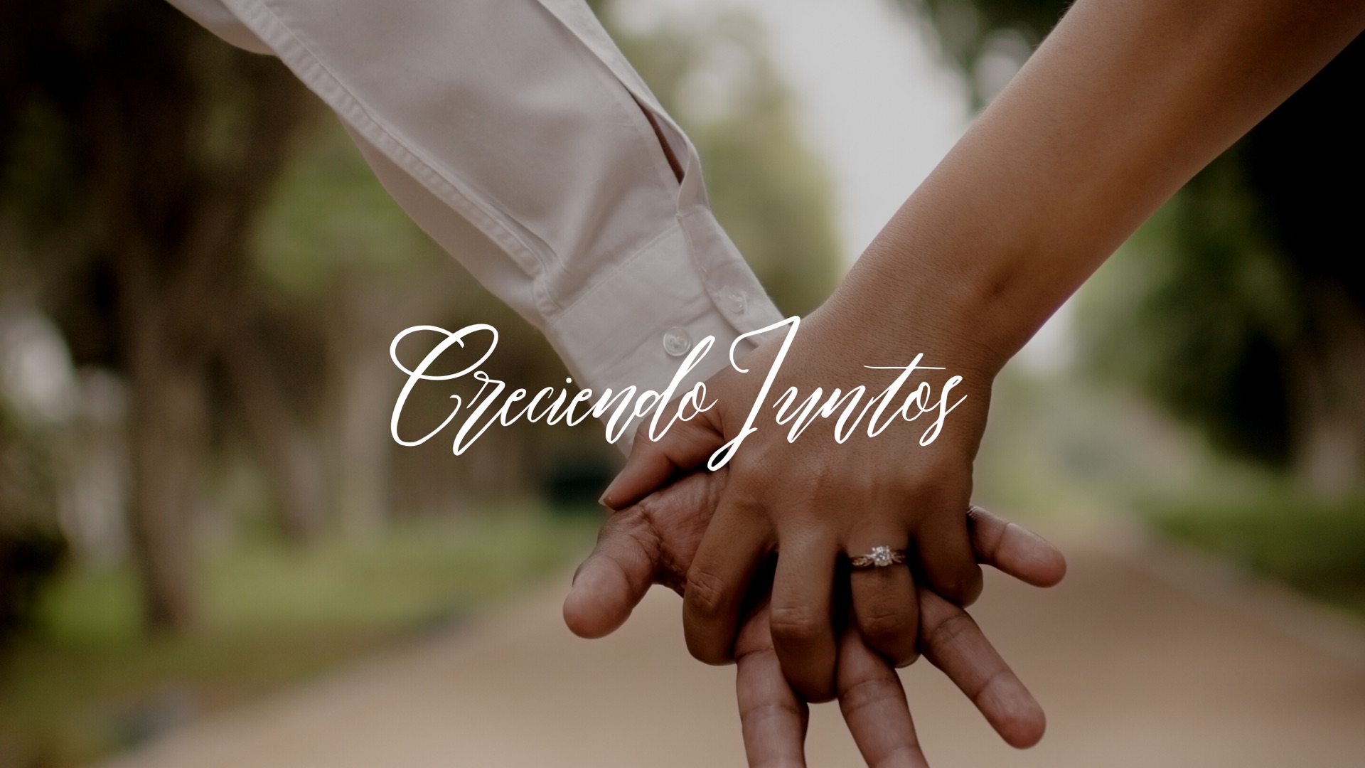 Pareja tomada de la mano; portada del curso Creciendo Juntos