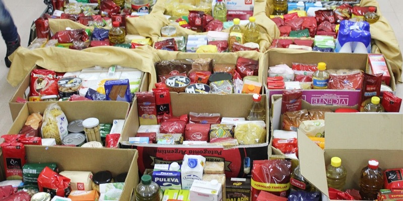 Cajas con alimentos preparadas para entrega