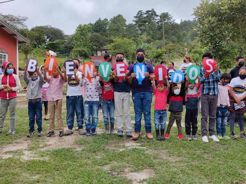Niños sostienen letras que forman la palabra Bienvenidos