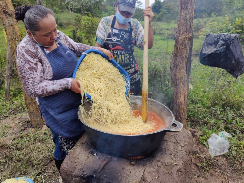 Cocina comunitaria durante un viaje misionero