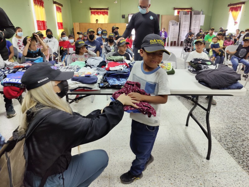 Entrega de ropa durante un viaje misionero