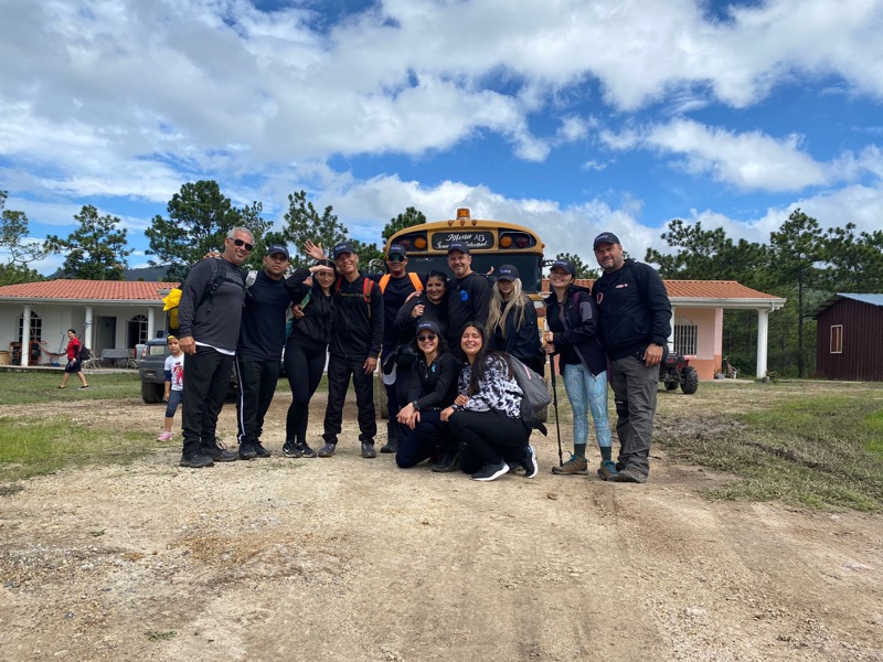 Equipo de misiones junto al autobús de viaje