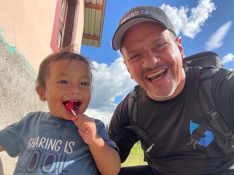 Foto junto a un niño durante un viaje misionero